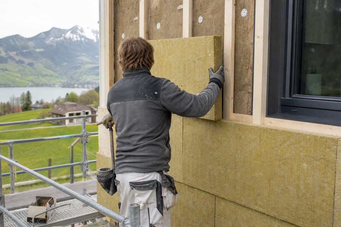 Beispiel: Handwerker von hinten bei Dämmarbeiten an der Fassade